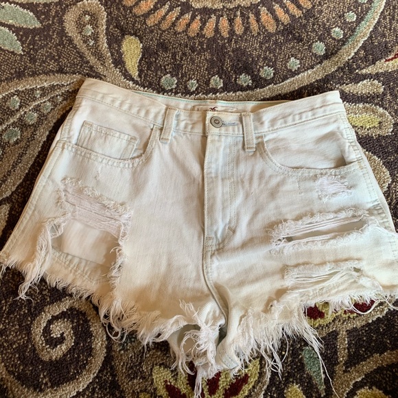 Ligh wash hollister short shorts - Picture 2 of 3